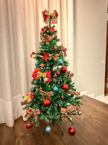 Árvore de Natal com enfeites