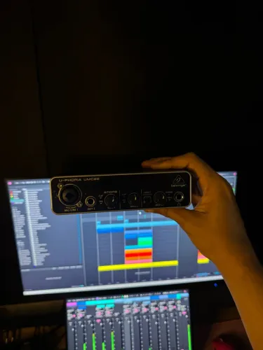 Interface Behringer U-Phoria UMC 22 Completa