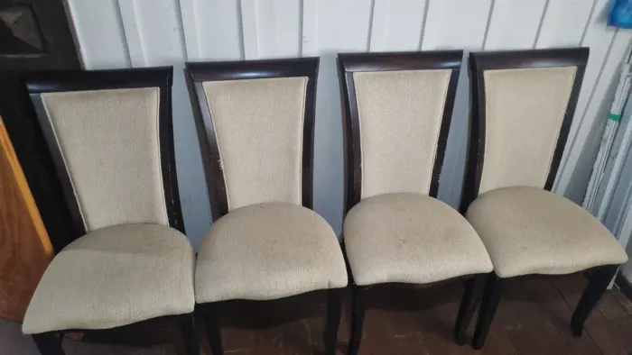 4 Cadeiras usadas em perfeito estado.