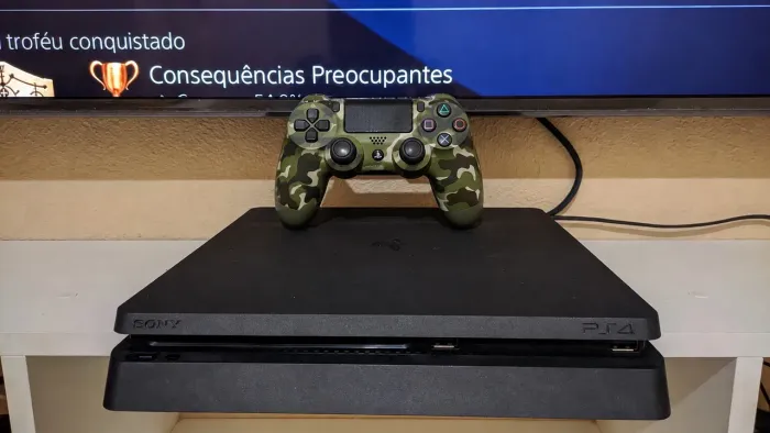 PlayStation 4, 500HD, 1 controle + 4 jogos 