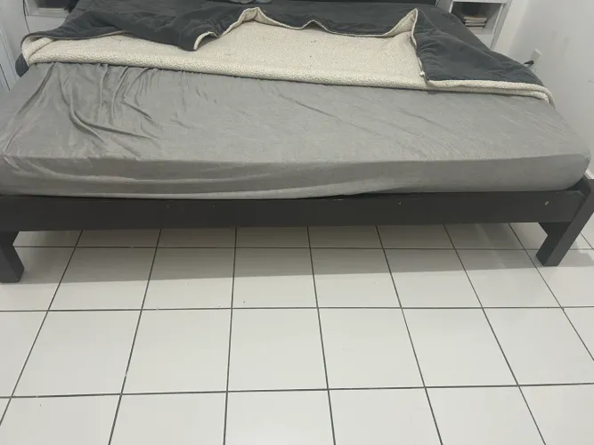 Cama Queen + colchão + 2 mesinhas de cabeceira.