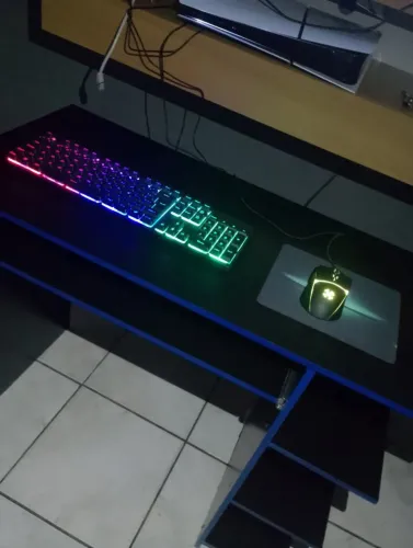Combo top, mesa + mouse e um teclado 