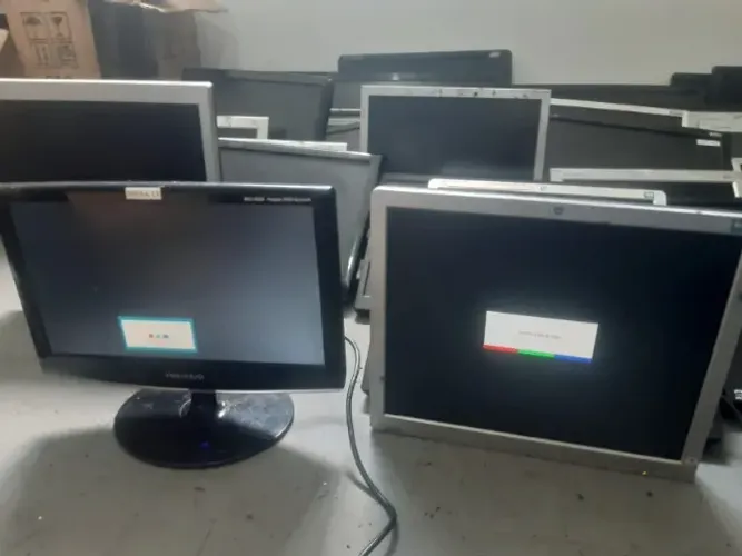 Lote com 39 monitores funcionando