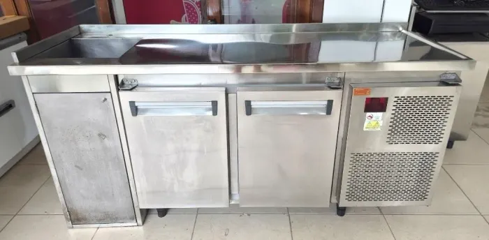 Vendo bancada refrigerada 2 portas com pia - 220V
