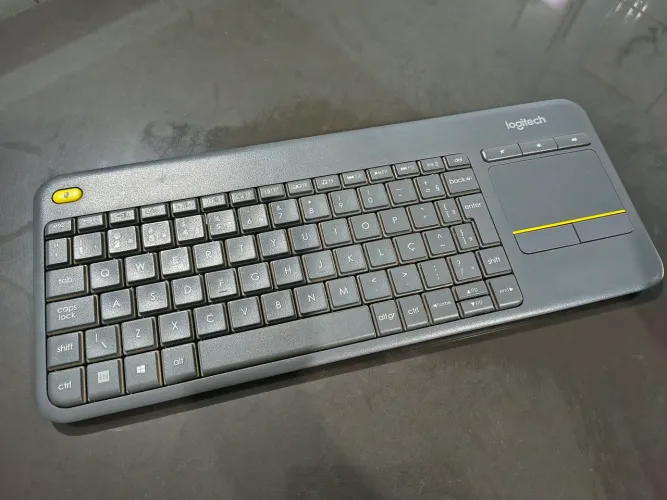 Teclado Logitech Wireless com Touchpad