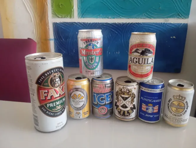 Latas antigas e raras de vários tamanhos e tipos diferentes