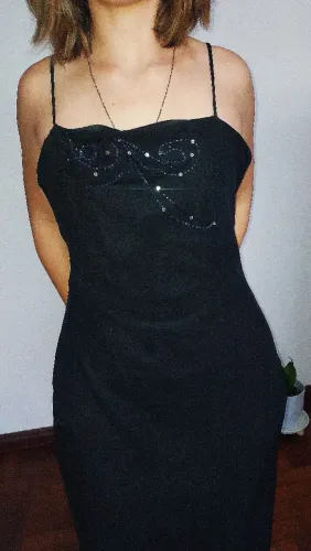 Vestido M longo preto com brilhinhos em desenho no peito, leve e esvoaçante