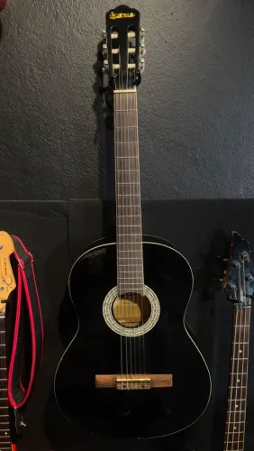 Violão Serenna para iniciantes.