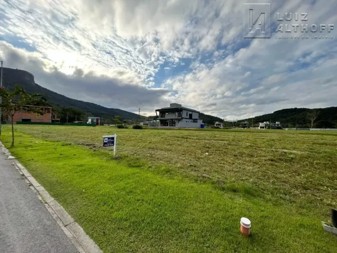 Terreno no Reserva da Pedra para venda, com fundos lago - Pedra Branca -Palhoça/SC