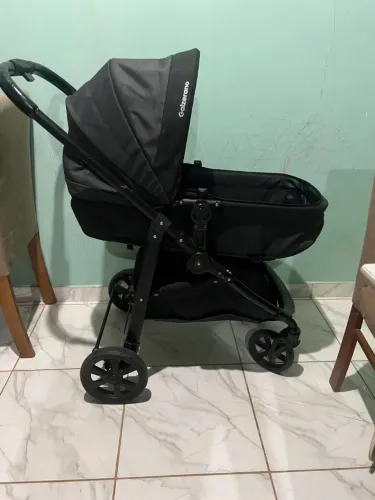 Carrinho de bebê dobrável com bebê conforto 