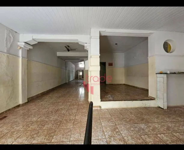 Casa Comercial e Residencial à Venda no Centro de Ribeirão Preto com Amplos Cômodos.