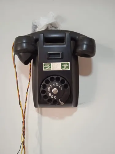 Aparelho de telefone antigo e funcionando