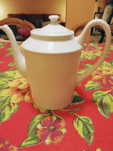 Cafeteira / Bule em porcelana branca, da ESPANHA, ótimas condições