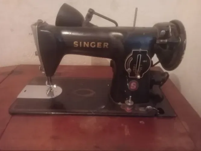 Máquina de Costura Antiga Singer 15C com Gabinete de Madeira