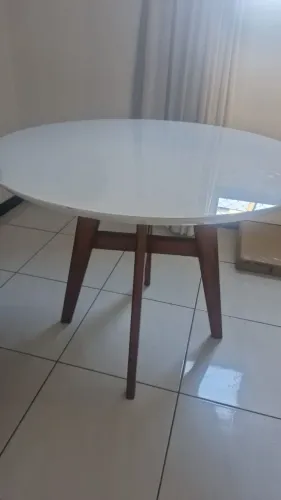 Mesa de Jantar Redonda Moderna (Madeira, Laca e Tampo de Vidro)