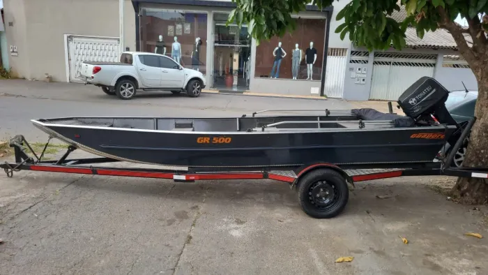 Conjunto completo : Barco Semi Chato 5 metros com motor!!