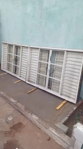 Janela veneziana com grade e vidros 1,50x1,00