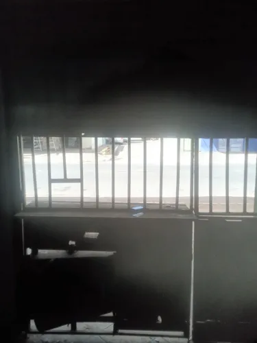 Porta de aço com grade para distribuidora