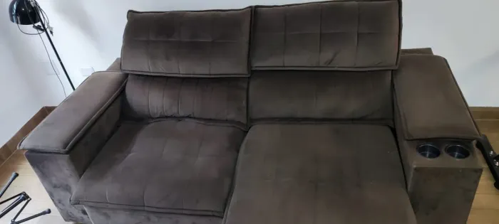 Sofá retrátil reclinável marrom de veludo