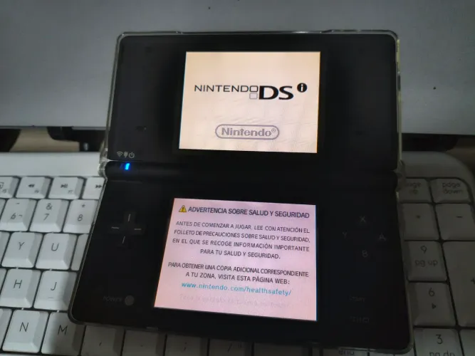 Nintendo DSi preto com stylus