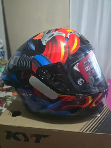 Vende de se um capacete kyt na caixa