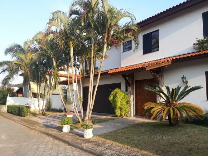 Sobrado  para venda, com 03 suites, psicina, no caminho para as praias do Norte da Ilha de