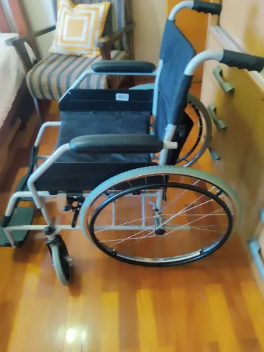 Cadeira de rodas Delamed semi nova