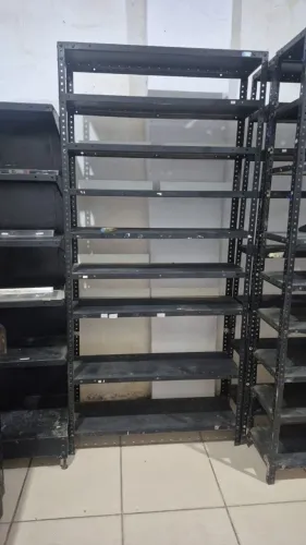 Mercadinho, pratileiras e balcão