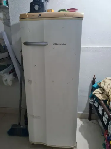 Geladeira Electrolux 240L