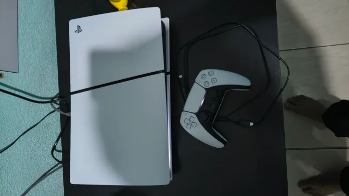 PS5 Slim mídia digital 825GB, praticamente novo, pouco mais de um mês de uso.