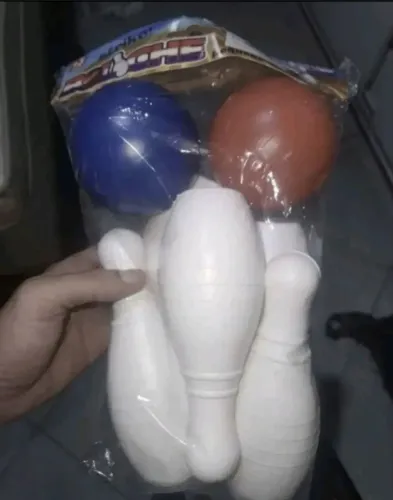 kit com boliche infantil com 6 pinos e duas bolas