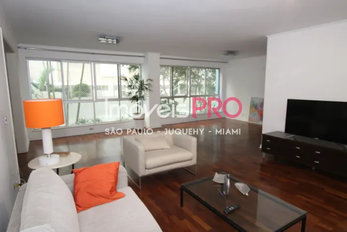 230m² na Rua Pedroso Alvarenga com 2 vagas.