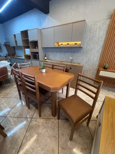 Jogo de mesa 100% madeira com 6 cadeiras