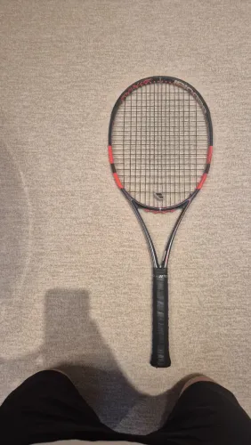 Raquete babolat pure strike 98 em ótimo estado e cordas novas e anti-vibrador incluso