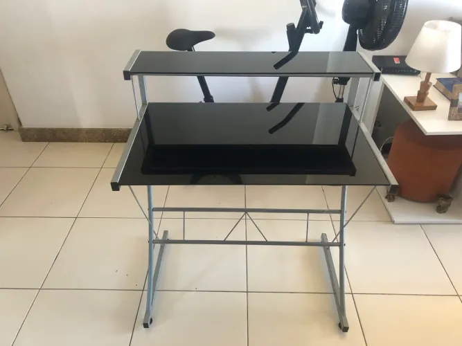 Escrivaninha de vidro
