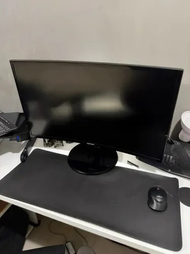 Monitor Gamer Curvo Samsung 27 polegadas Full HD LED HDMI Entrada para Headphone Preto