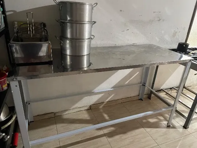 Freezer 1.700,00 Armário 400,00 Prensa nunca usada 400,00 Fogão industrial 1000,00 Fritade