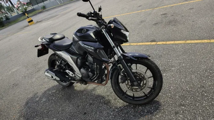 Vendo moto fazer 250 toda original 84. *