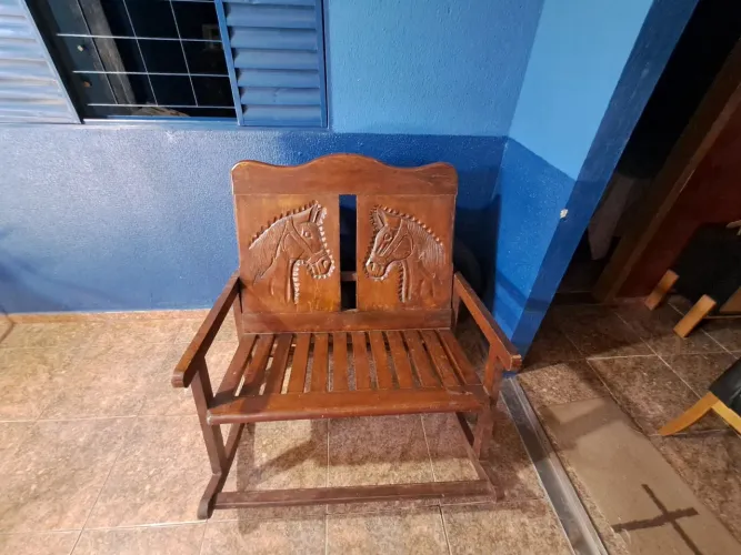 Banco De Madeira Pura E Balançavel. Cabe até três pessoas, madeira escura.