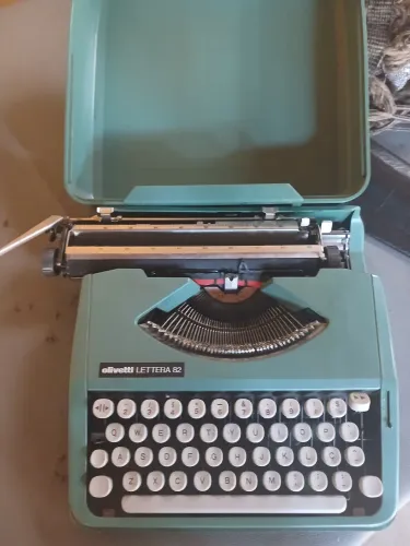 Máquina Olivetti Lettera 82 Impecável Com Maleta (Fita de Tinta Barata)