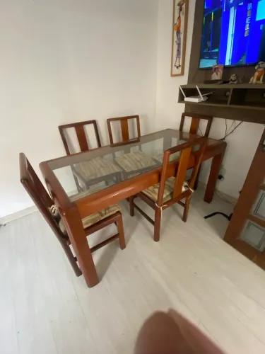 Mesa com 6 cadeiras 
