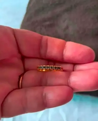 Vendo uma meia aliança com zirconia 