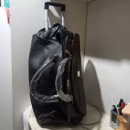 MALA/Sacola de Couro Preto com Rodinhas