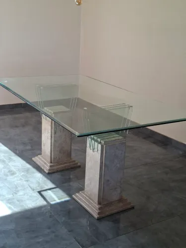 Mesa com pé granito