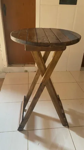 Mesa bistrô madeira com 4 banquinhos 