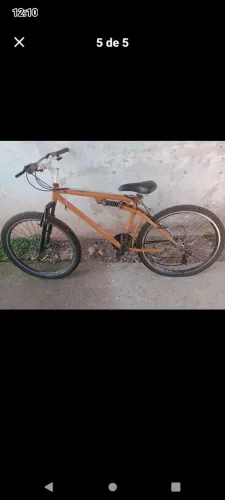 Bicicleta com amortecedor dianteiro e no quadro