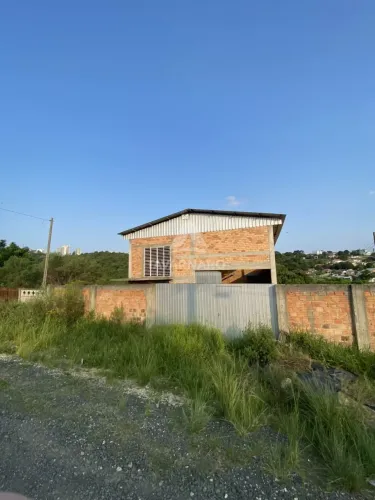 Barracão com mezanino recém construído: o espaço perfeito para o seu negócio!