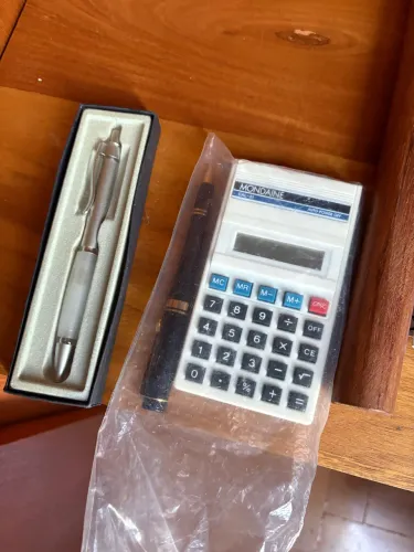 Calculadora Mondaine vintage + 2 canetas