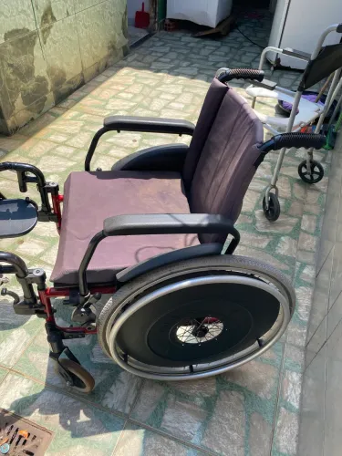 Cadeiras de roda e de banho.