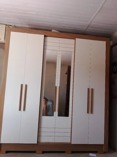 Guarda roupa semi novo